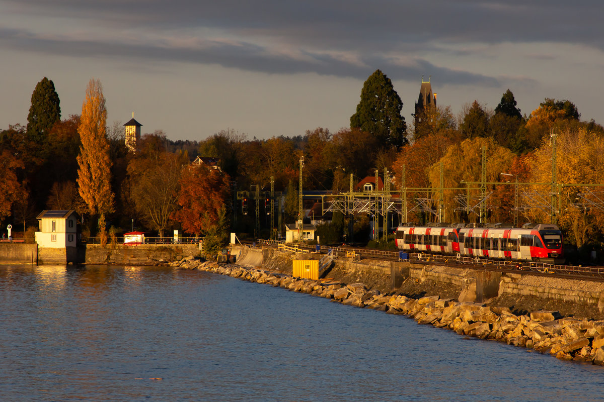 Eine wunderschöne Herbstkulisse. 4024 089-7 und ein unbekannter 4024 (vorne). 30.11.20