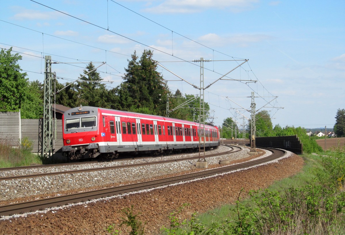 Eine x-Wagen Garnitur ist am 04. Mai 2014 als S2 nach Nürnberg Hbf bei Rednitzhembach unterwegs.
