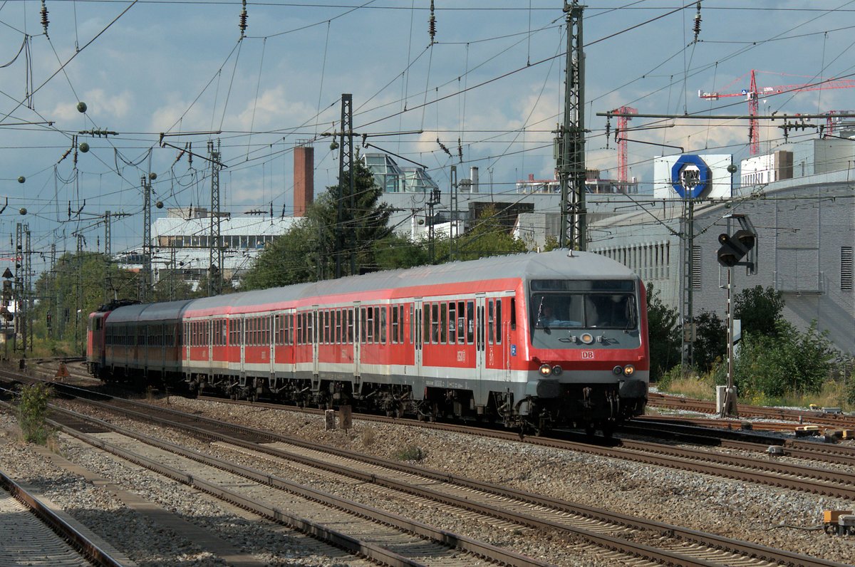 Eine Zeit lang wurden wieder n-Wagen nach Salzburg eingesetzt, wie auch am 19.09.15 am Münchner Heimeranplatz, um Neuankömmlinge an der Grenze abzuholen