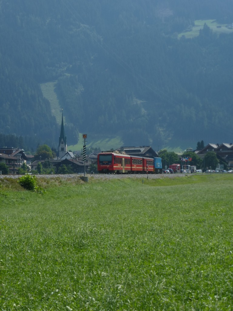 Eine Zillertalbahn fährt hier am 13.08.2015 zwischen Mayrhofen und Hollensen in Richtung Mayrhofen.