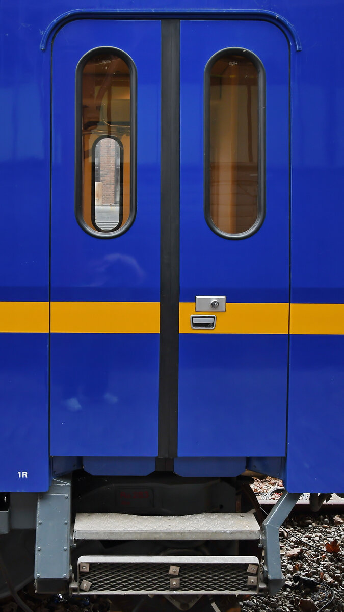 Eine der Zugangst�ren des Salonwagens SR 10 (61 84 89-70 003-8) der niederl�ndische K�nigsfamilie, welcher Anfang September 2026 im Eisenbahnmuseum Utrecht ausgestellt war.