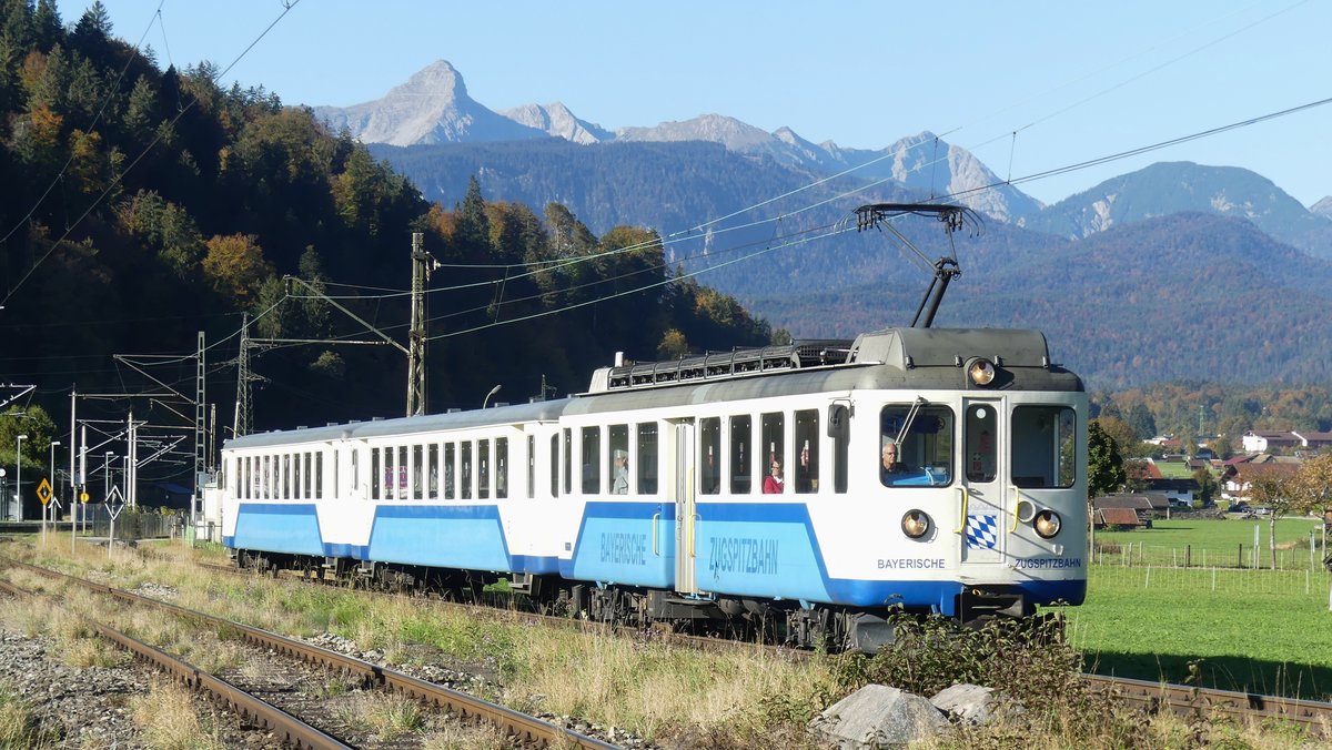 Eine Zugspitzbahn geführt vom Triebwagen 309 zwischen den Stationen Hausbergbahn und Garmisch-Partenkirchen. Parallel verläuft hier die Außerfernbahn. Aufgenommen am 10.10.2018 10:13