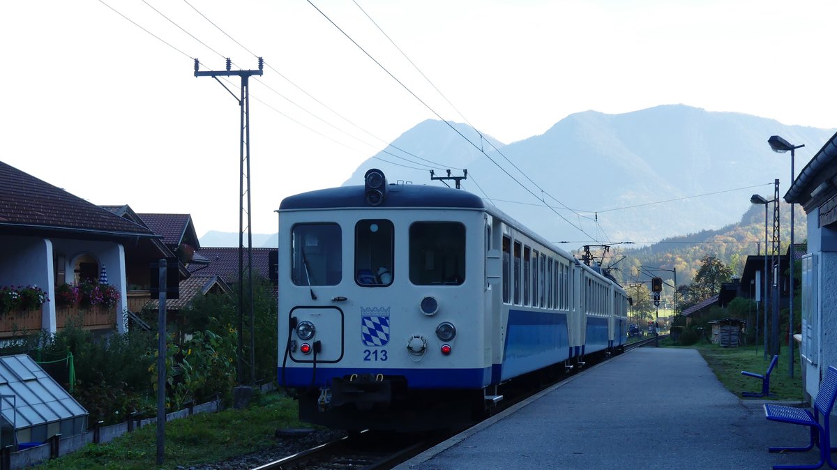 Eine Zugspitzbahn nach Garmisch-Partenkirchen verlässt Hammersbach. Aufgenommen am 9.10.2018 9:41