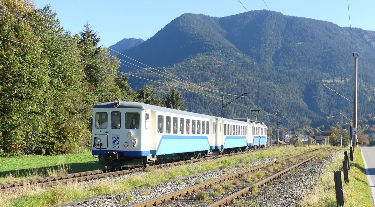 Eine Zugspitzbahn verlässt Garmisch-Partenkirchen und macht sich damit auf den Weg in Richtung Grainau. Aufgenommen am 10.10.2018 10:19