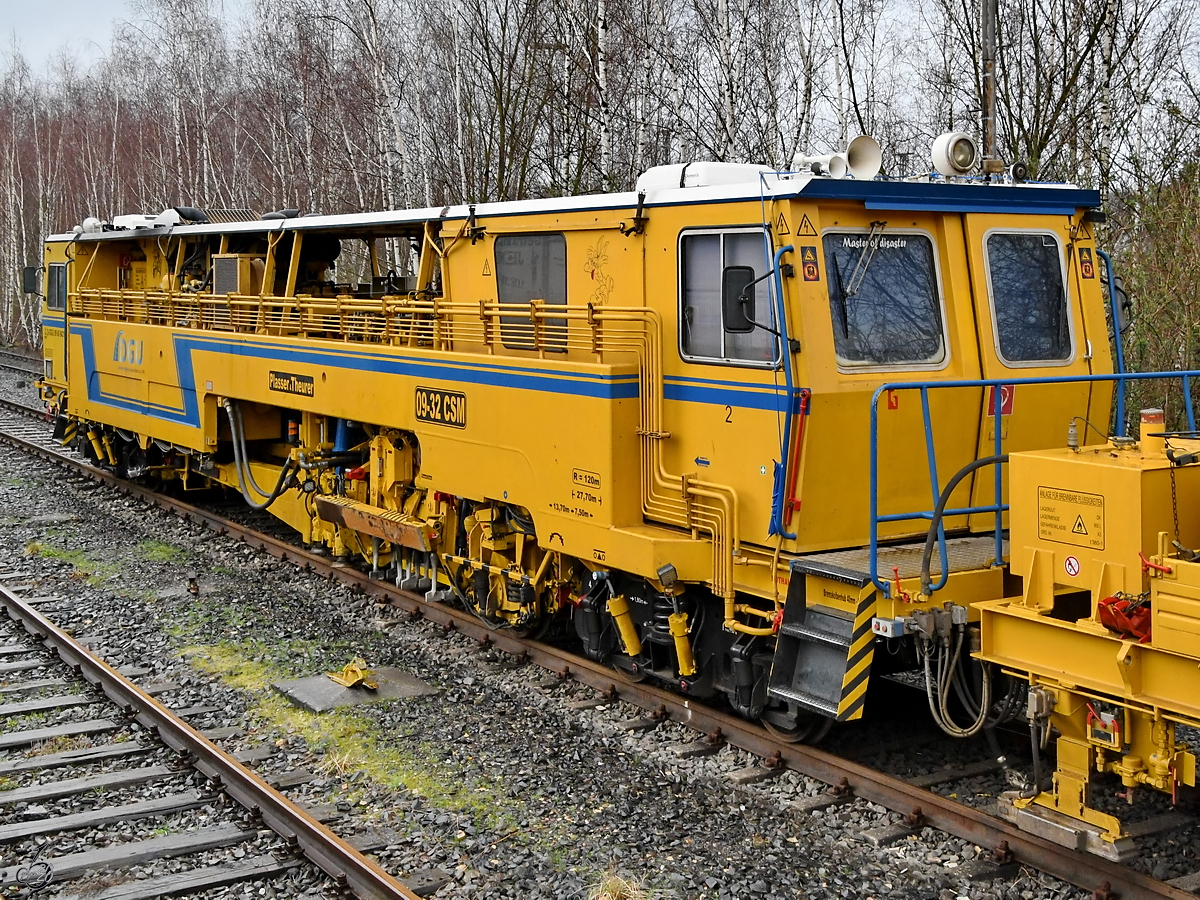 Eine Zweischwellenstopfmaschine 09-32 CSM war Ende Februar 2020 in Hattingen abgestellt.
