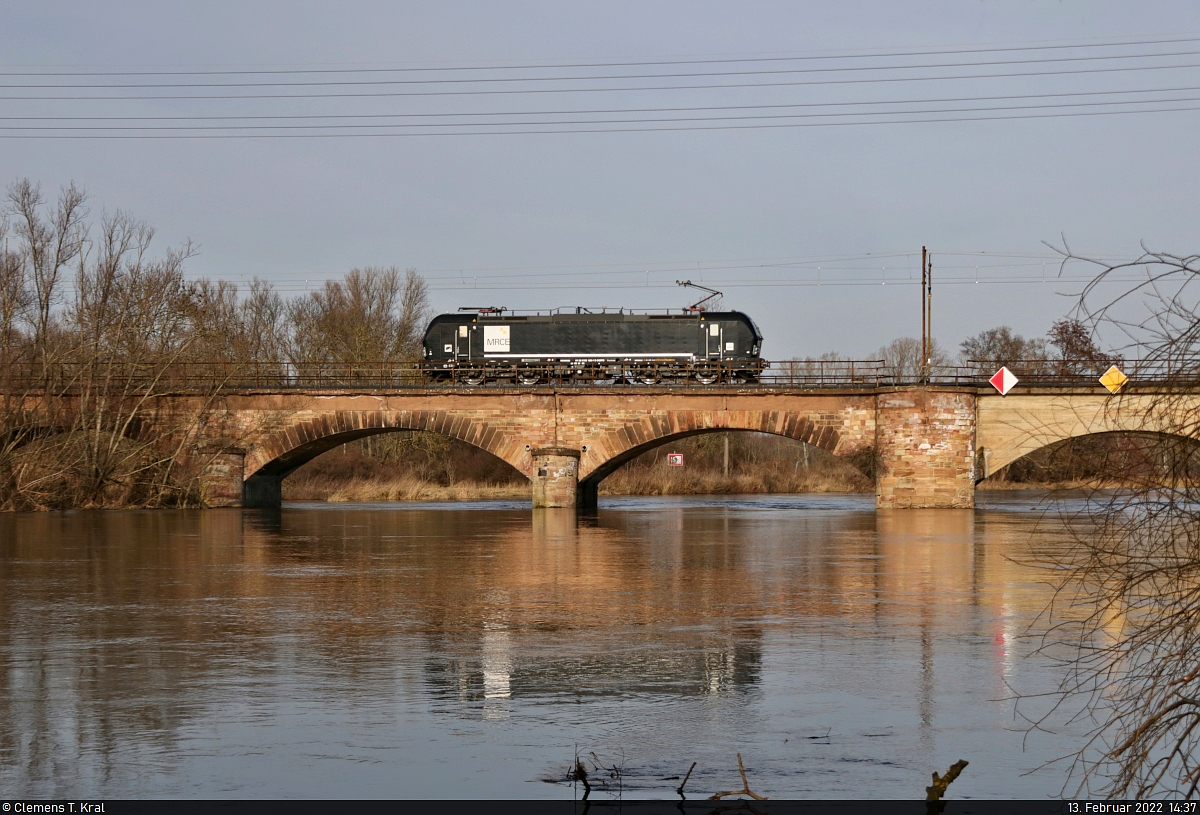 Eine zweite Chance gab mir 193 866-1 (X4 E - 866), die am Vortag einen  DABpbzfa <sup>762</sup> -Steuerwagen Richtung Bitterfeld überführte und mir in Hohenthurm vor der Nase wegfuhr. Nun kommt die mit einem Nahverkehrspaket ausgestattete Siemens Vectron auf der Saalebrücke in Halle-Wörmlitz ohne Anhang zurück und nimmt Kurs auf Angersdorf.

🧰 Mitsui Rail Capital Europe GmbH (MRCE), vermietet an DB Regio Mitte
🕓 13.2.2022 | 14:37 Uhr