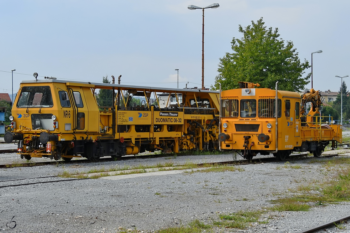 Eine zyklisch arbeitende Zwei- oder Ein-Schwellen-Nivellier-, Hebe-, Richt- und Stopfmaschine Plasser & Theurer Duomatic 08-32 und ein Gleisbaugerät TMD-42 waren Ende August 2019 in Ljubljana zu sehen.