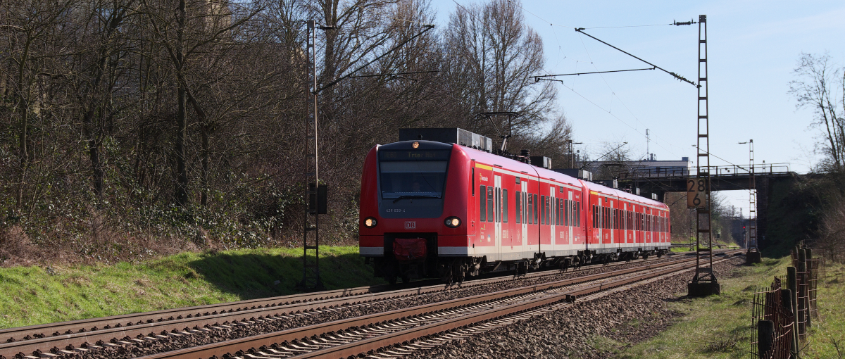 Eineinhalb Quietschie. Am 24.02.2014 waren 426 042 und ein 425er als RB zwischen Homburg - und Trier unterwegs. Hier hat der Triebzug gerade die Niedtalbahn unterquert und rauscht nun über die 2 Kilometer lange Gerade zwischen Dillingen und Beckingen.
Bahnstrecke 3230 Saarbrücken - Karthaus 