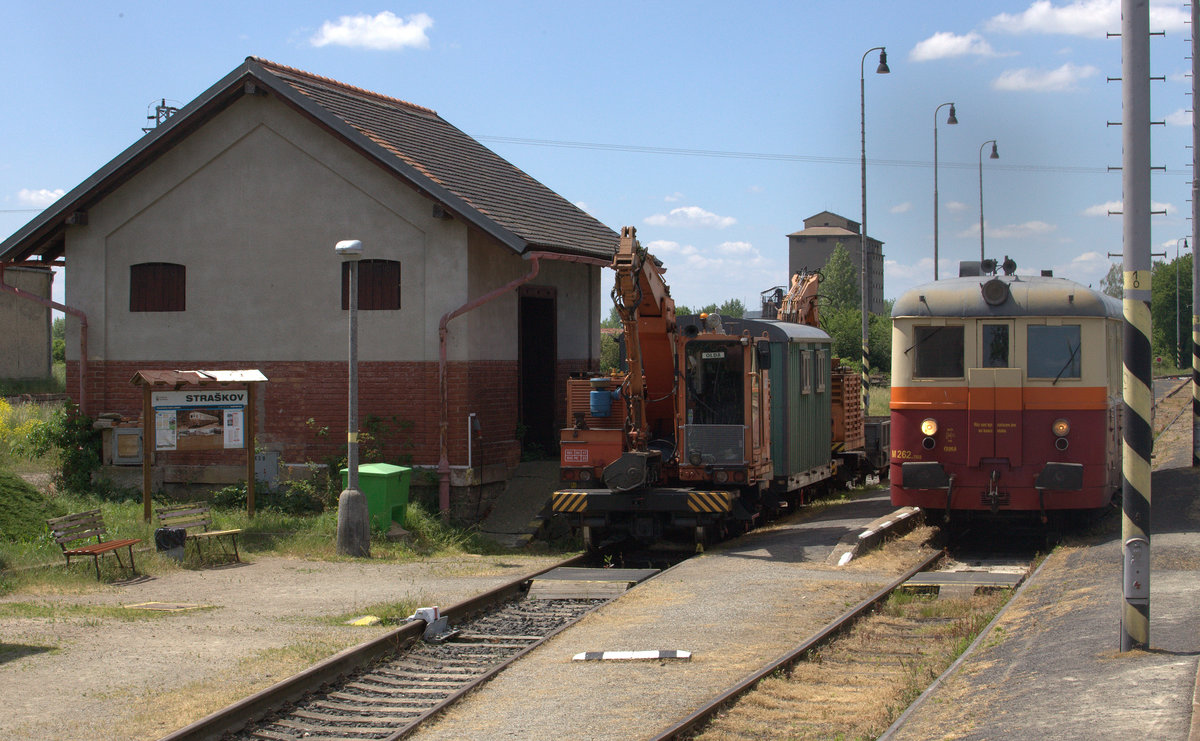 einen abgestellten Bauzug und den Motoracek  M 262 konnte der Fotgraf in Straskov ablichten. Der TW der Baureihe 262 verkehrt nur Sa. / So auf der Strecke 
Straskov-Libochovize. 27.05.2107 12:35 Uhr.