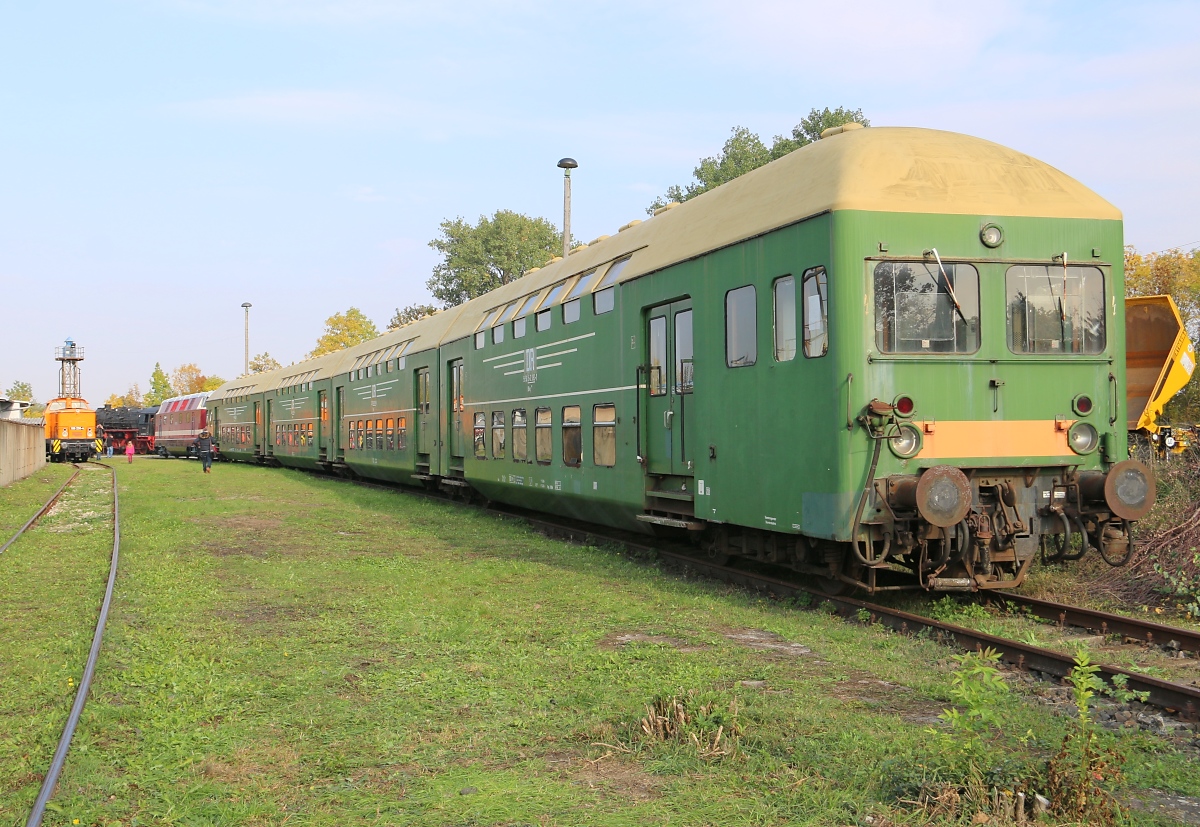 Einen alten DR-Doppelstock Gliederzug gab es am 10.10.2015 im Bahnbetriebswerk Weimar ebenfalls zu bestaunen.