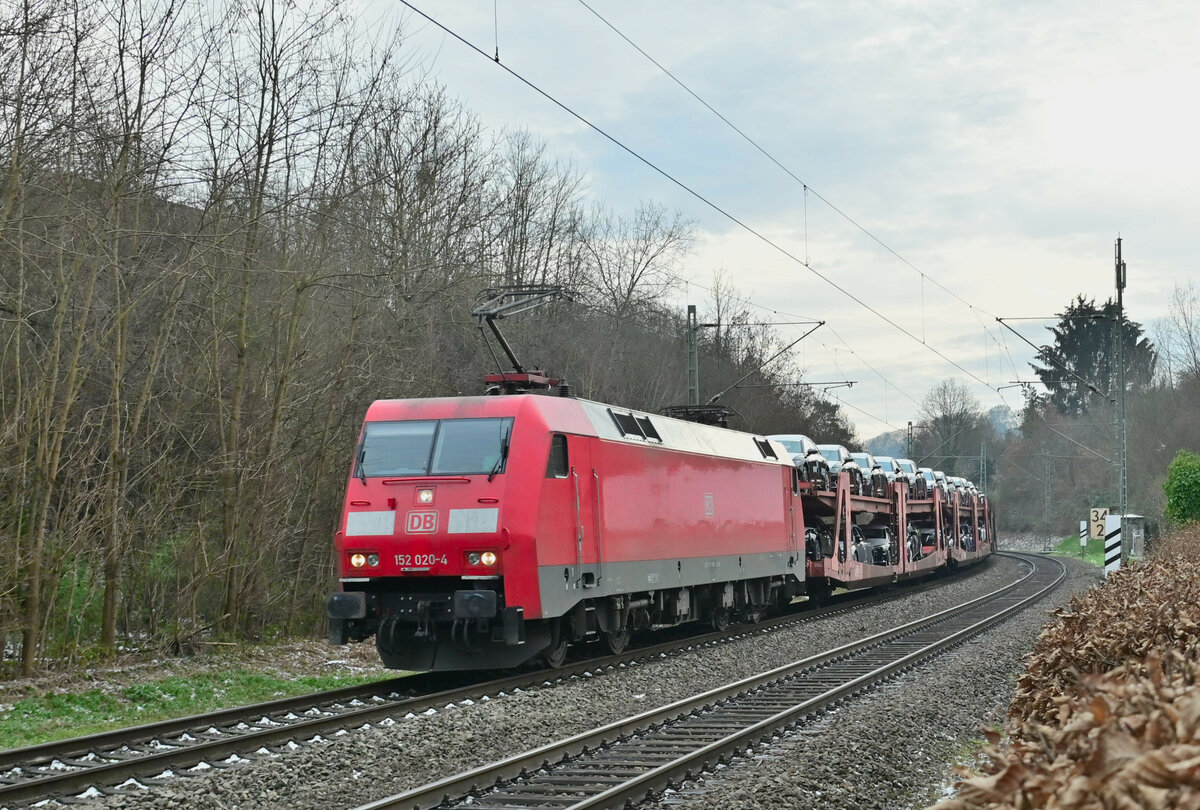 Einen Audizug am Haken kommt die 152 020 am Mittag des 19.12.2022 durch Neckargerach gen Heidelberg gefahren, hier ist sie am Bauhof abgelichtet worden.n