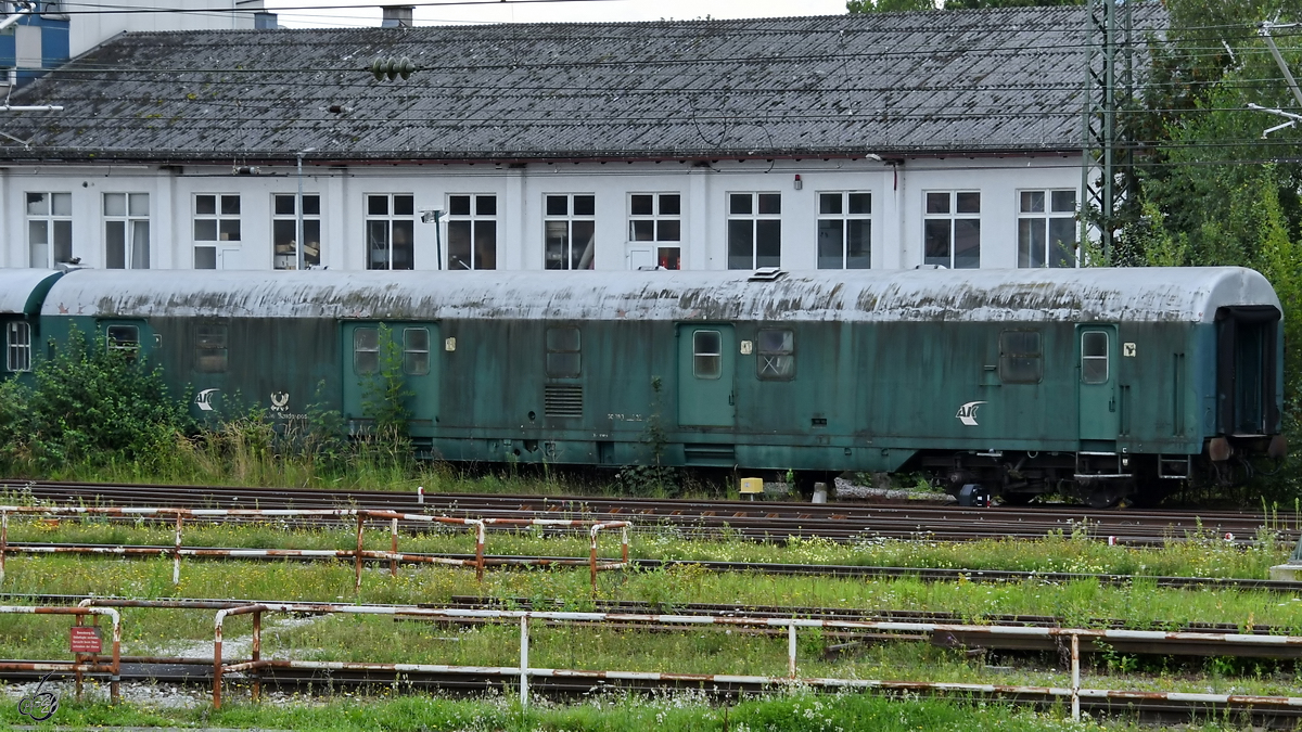 Einen ausgedienten Bahnpostwagen habe in Mitte August 2020 in Freilassing entdeckt.