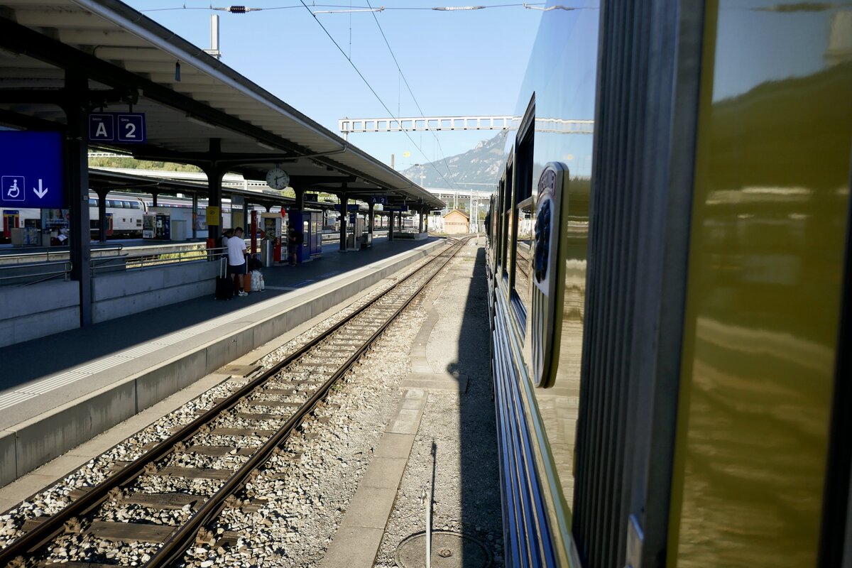 Einen Blick aus dem Führerstandsfenster des ABeh 4/4 II 313  Lauterbrunnen  am 19.9.25 im Bahnhof Interlaken Ost.