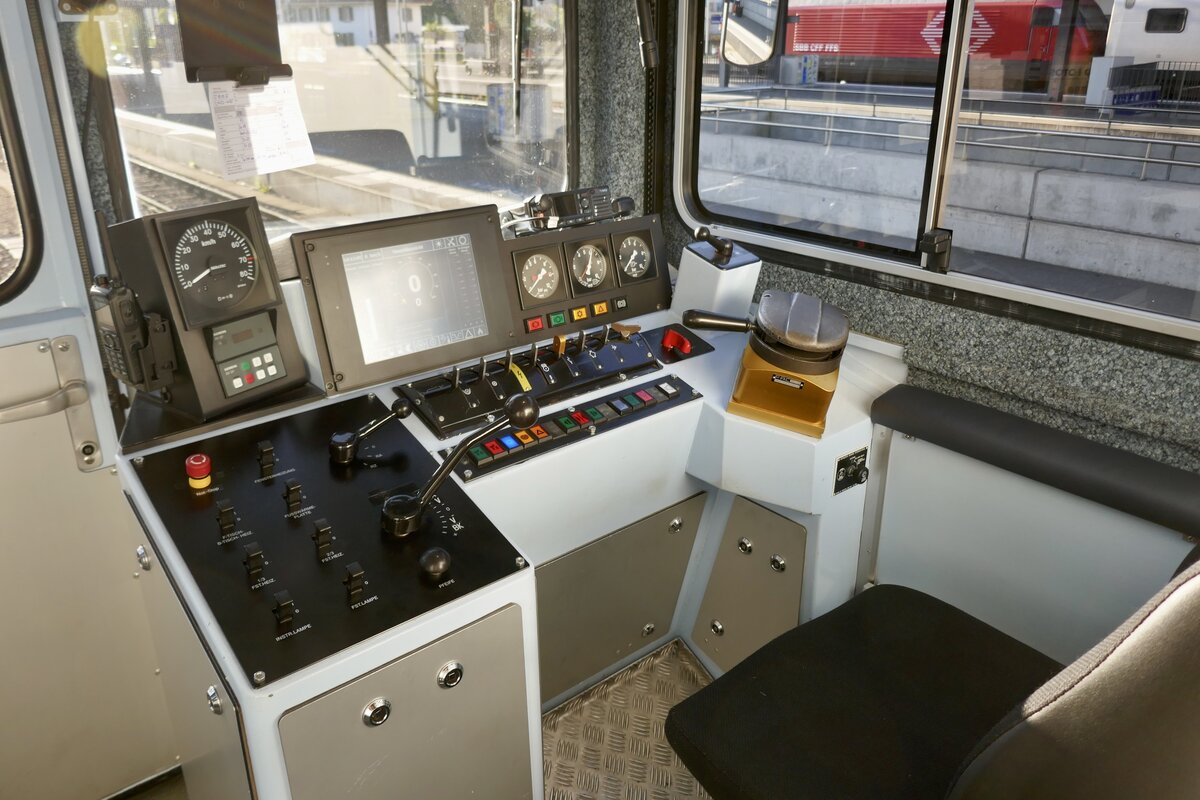 Einen Blick in dem Führerstand des ABeh 4/4 II 313 am 19.9.25 im Bahnhof Interlaken Ost.