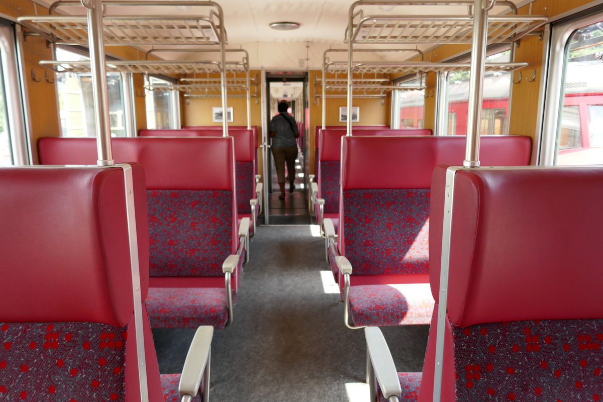 Einen Blick in den Fahrgastraum des ex SBB RBe 4/4 beim Triebwagentreffen in Koblenz.