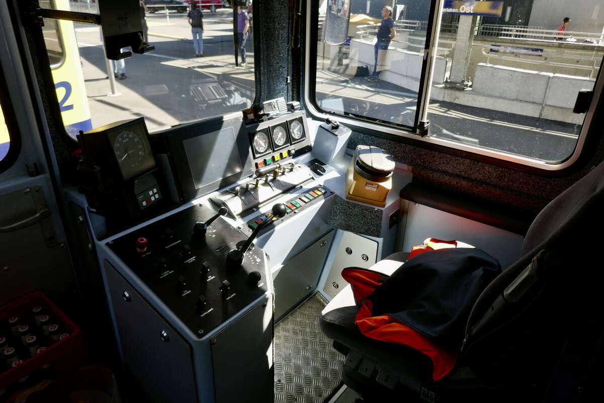 Einen Blick in den Führerstand des ABeh 4/4 II 313 am 19.9.25 im Bahnhof Interlaken Ost.