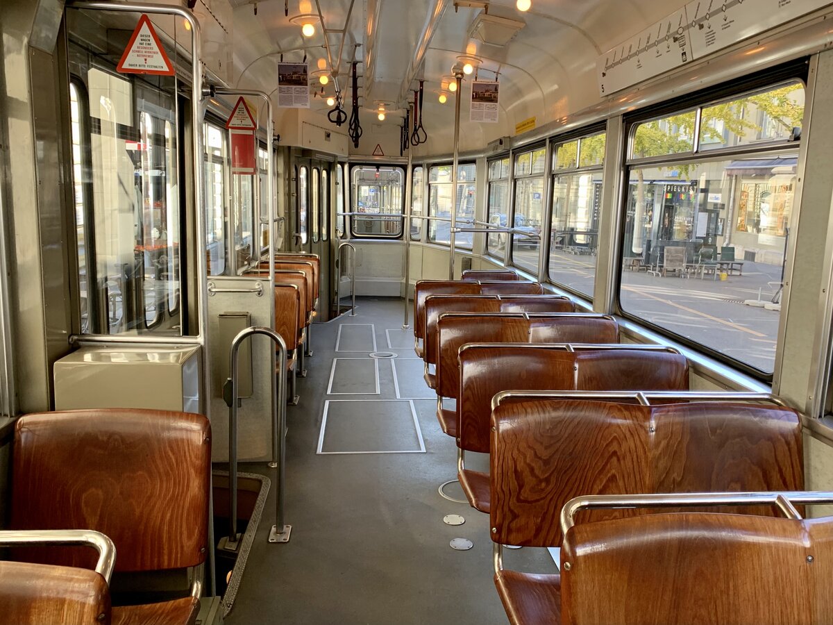 Einen Blick in den Innenraum des Standardwagens Be 4/4 621 von Bernmobil Historique am 24.10.21.