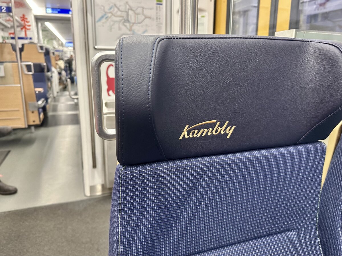 Einen Blick in den Innenraum mit dem Kambly Schriftzug auf der Kopflehne des Sitzes am 16.12.24 im Bahnhof Bern.