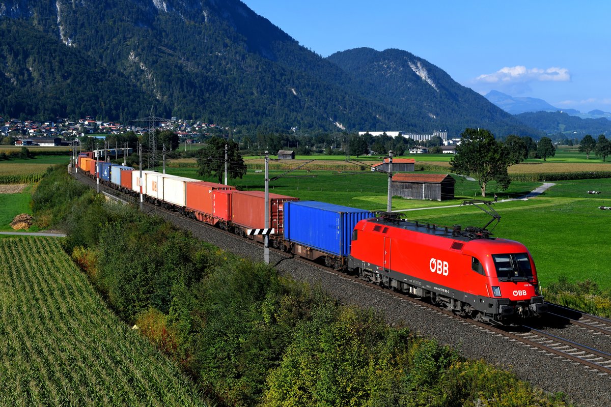 Einen Containerzug nach Wolfurt hatte die 1116.160 am Haken, als sie am 08. September 2018 meinen Standpunkt bei Langkampfen im Inntal passierte.