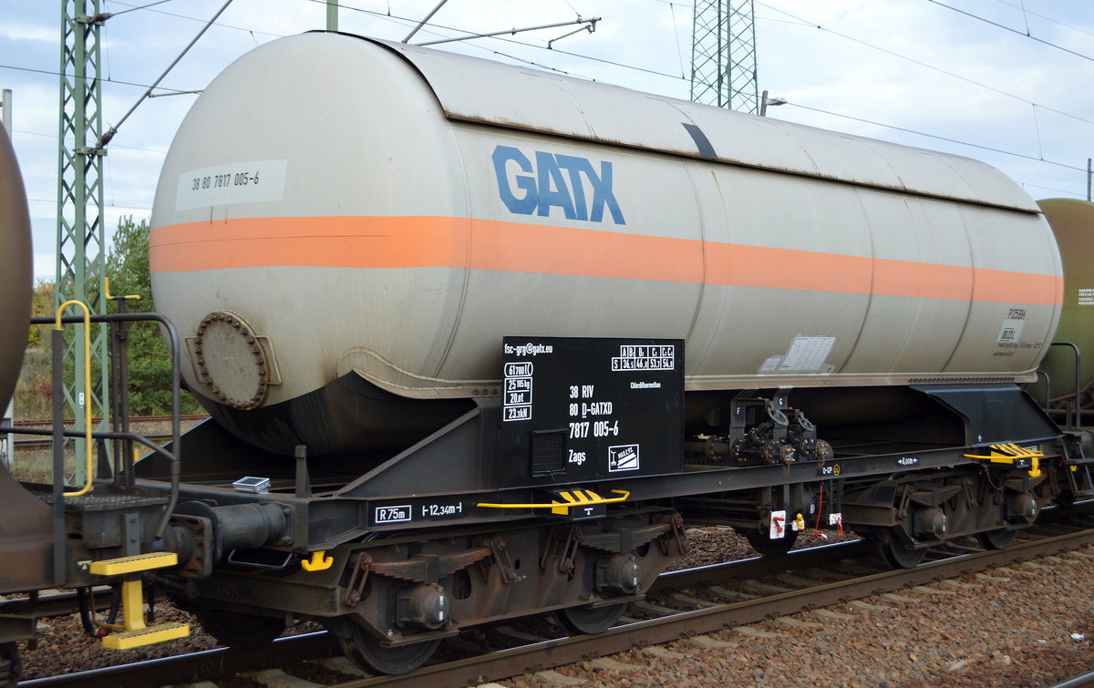 Einen derartigen Druckgaskesselwagen mit Sonnendach in dieser gedrungenen Bauart sehe ich zum ersten Mal, er ist vom Einsteller Gatx Rail Germany GmbH mit der Nr. 38 RIV 80 D-GATXD 7817 005-6 Zags ohne Befüllung, gesichtet am 17.10.19 in einem gemischten Güterzug Bf. Flughafen Berlin Schönefeld. 