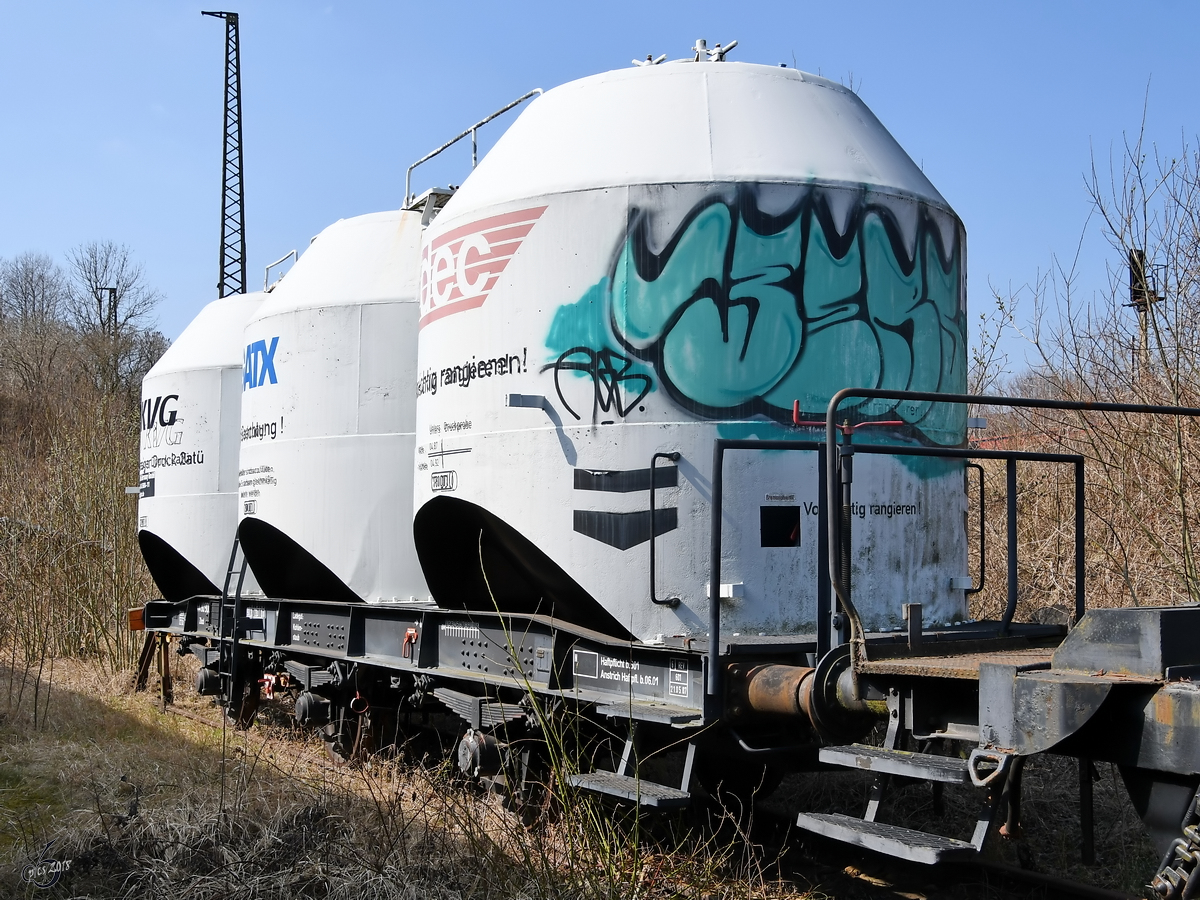 Einen dreiachsigen Staubgutwagen sieht man auch nicht alle Tage. Leider haben sich hier wieder einmal Schmierfinken verewigt.(Sächsisches Eisenbahnmuseum Chemnitz-Hilbersdorf, April 2018)
