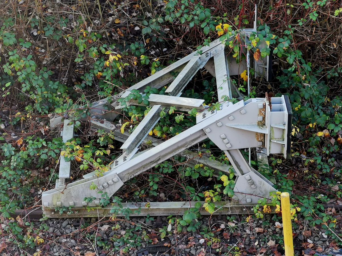 Einen eingewachsenen Prellbock war Anfang Dezember 2020 in Hattingen zu sehen.