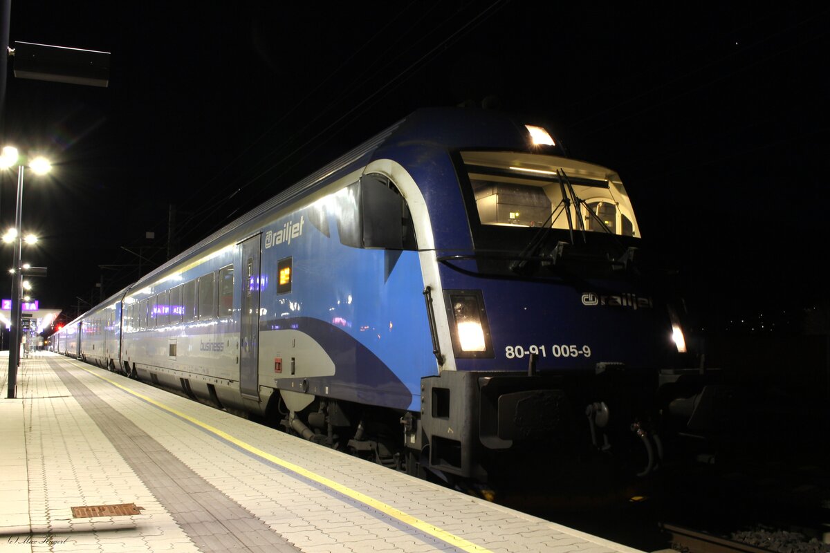 Einen etwas längeren außerplanmäßigen Aufenthalt legte am Abend des 25.3.2024 der RJ374 angeführt von 80-91 005 und geschoben von 1216 236 von Graz Hbf nach Brno hl.n. in Frohnleiten hin.
Grund dafür war ein Rettungseinsatz.