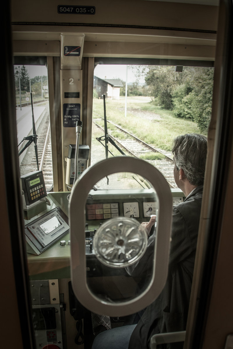 Einen Fahrschein Bitte !! 

Ja das war Realität noch vor einigen Jahren. 
Die Reihe 5047 war für den Fahrkarten verkauf ausgestattet . 
Der Blick zum Triebfahrzeugführer war Gratis dabei.
14.09.2019 