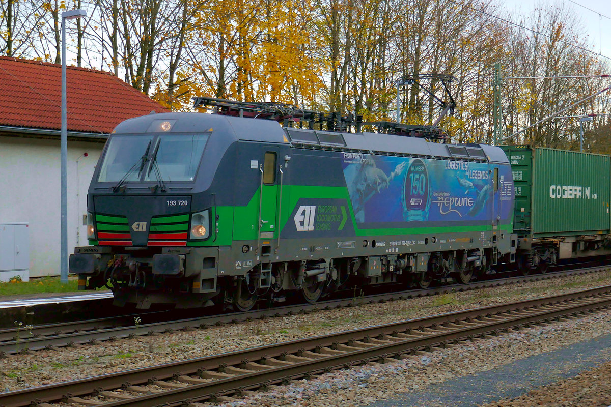 Einen genaueren Blick auf die phantasievoll gestaltete Werbefläche des Vectrons 193 720 soll dieses Bild bieten. Freitag, 20. Oktober 2020 in Aßling.