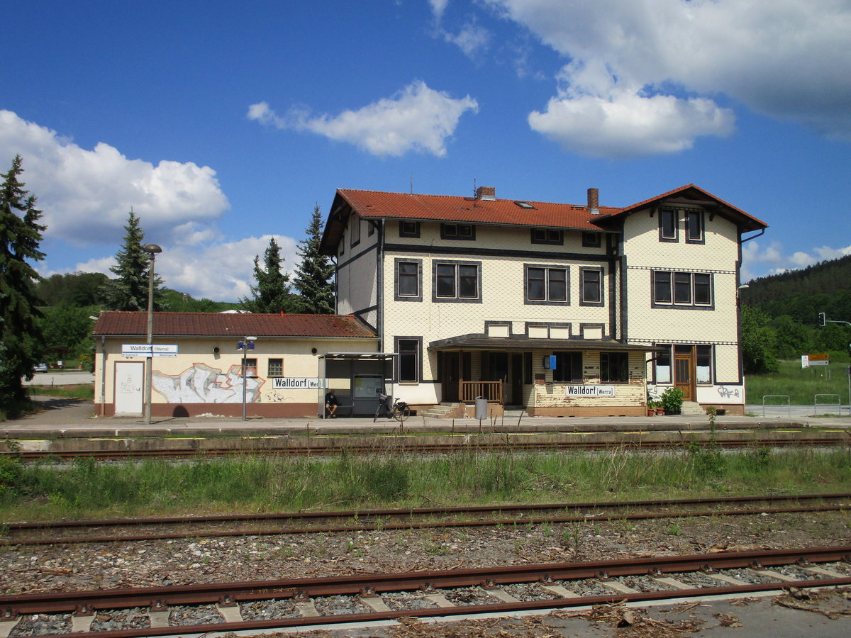 Einen gepflegten Zustand das Bahnhofsgebäude von Walldorf/Werra am 29.Mai 2020.