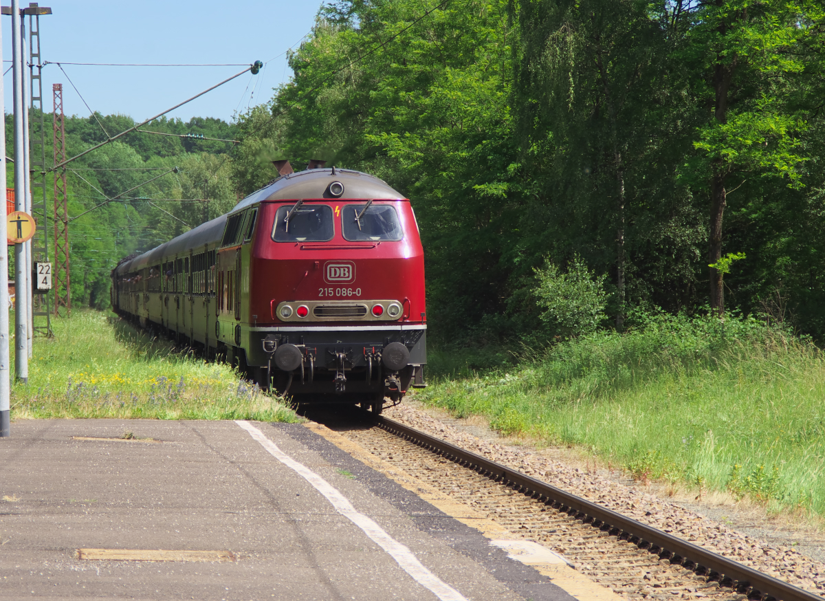 Einen Hauch von Bundesbahnflair gab es am 11.06.2017 im Saarland. Die IG Nationalparkbahn organisierte einen Sonderzug von Treysa nach Türkismühle zum Nationalparkfest am Bostalsee.
Am Nachmittag gab es als zusätzliches Schmankerl noch eine kleine Saarlandrundfahrt. 215 086-0 schiebt den Sonderzug nach, vorne läuft 03 1010. Hier passiert der Sonderzug den Hp Schiffweiler in Richtung Neunkirchen Saar. Bahnstrecke 3240 Saarbrücken - Neunkirchen.