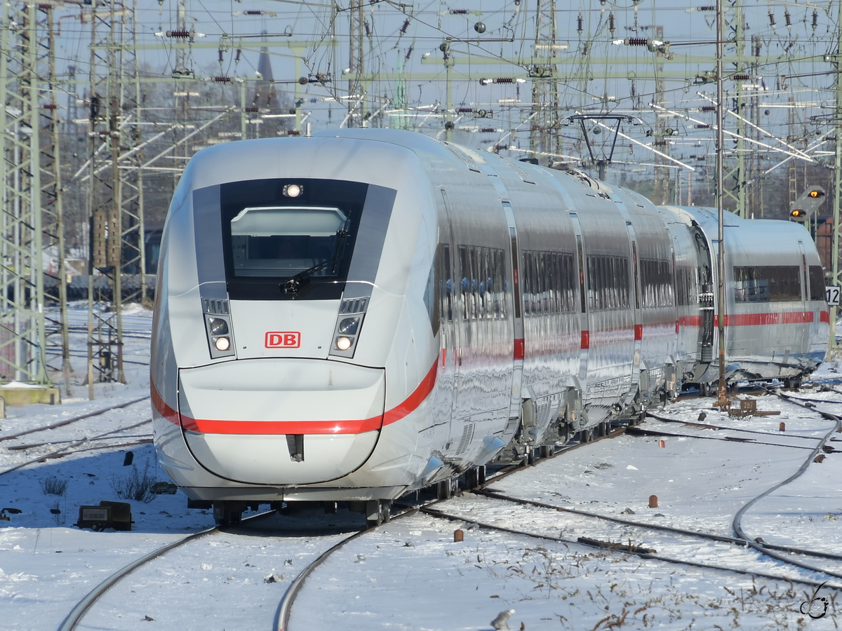 Einen ICE 4 (Triebzug 9212) habe ich bei der Durchfahrt am Hauptbahnhof Wanne-Eickel abgelichtet. (Februar 2021)