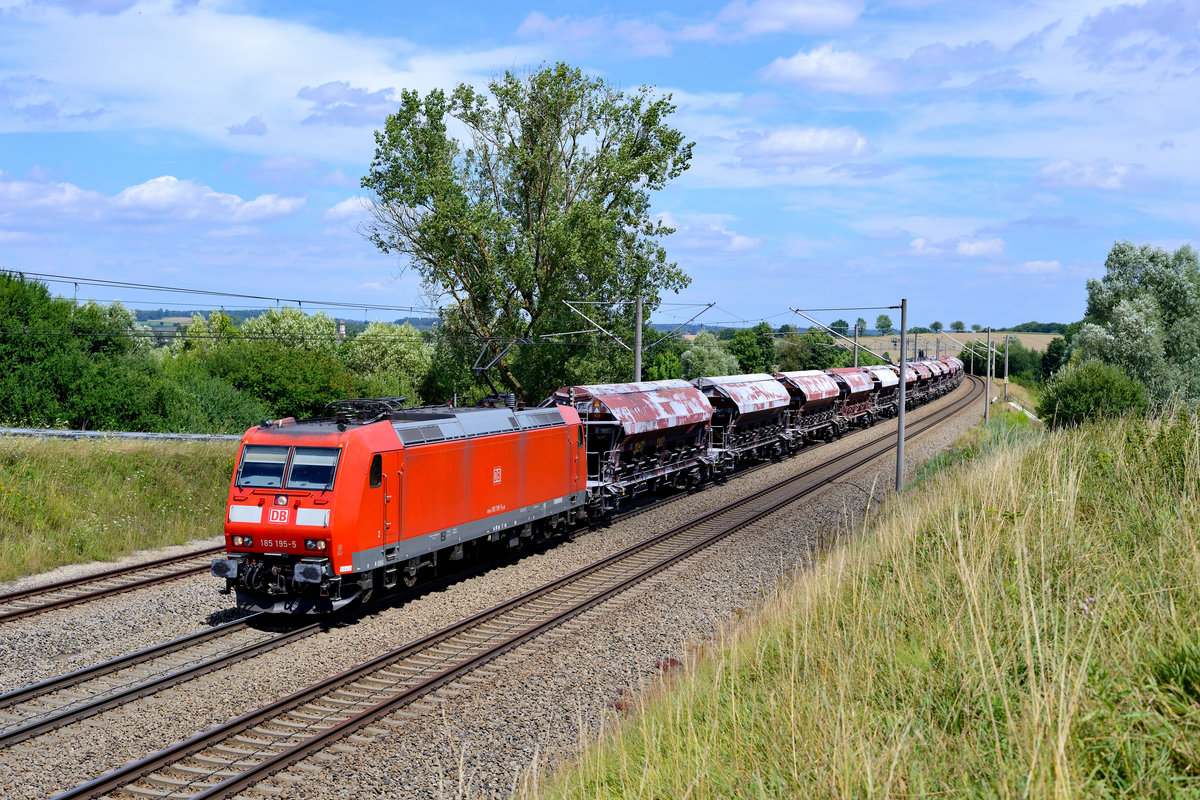 Einen interessanten Ganzzug - bestehend aus Waggons der Gattung Tads(-y) 961 - hatte am 29. Juli 2017 die 185 195 am Haken. Ladegut war Quarzzsand. Die Leistung konnte ich bei Vierkirchen im Dachauer Hinterland aufnehmen, als ein Wolkenloch kurzfristig ein Sonnenbild ermöglichte.