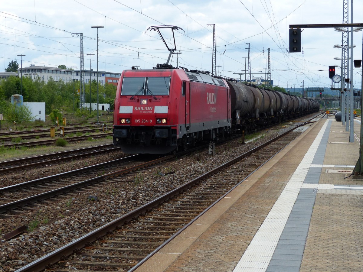 Einen Kesselzug schleppt 185 264 am 15.05.2014 durch den Regensburger Hauptbahnhof. 