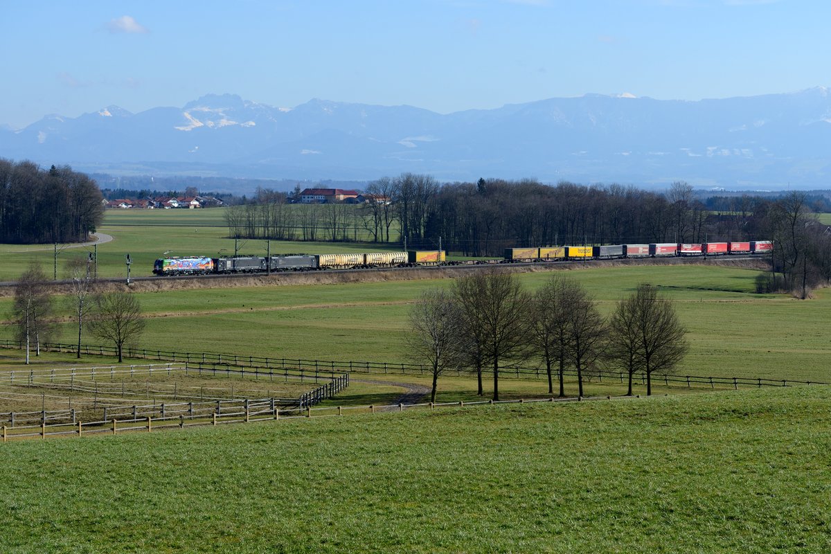 Einen kleinen - aber kräftigen - Farbakzent setzte die neue Werbelok von TXL am 25. Februar 2017 in der vorfrühlingshaften Landschaft bei Aubenhausen. 193 640 war zwei Loks der Baureihe 189 vorgespannt und gemeinsam wurde der DGS 43104 befördert. Ausgangspunkt des KLV-Zuges ist Verona Q.E., Ziel Wanne-Eickel im Ruhrgebiet.
 