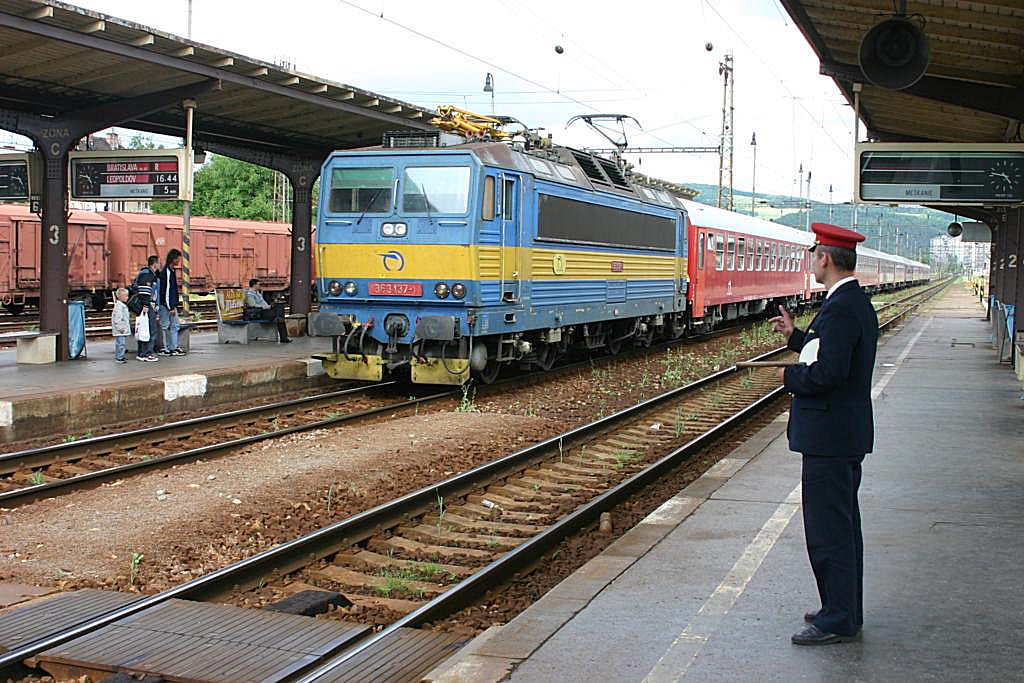 Einen kleinen Gru mit der Hand sendet der Bahnhofsvorstand im Bahnhof
Trencin bei der Abfahrt des R nach Bratisava mit Lok 363137 noch an den 
Lokfhrer, bevor dieser am 31.5.2005 von Gleis 5 abfhrt.