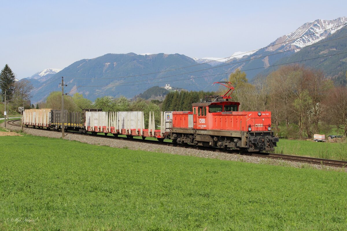 Einen kurzen Fahrverschubzug bespannte die 1063 020 von Selzthal nach Admont, wo ein örtliches Sägewerk sowie eine Holzladerampe bedient wurde am 8.4.2024 kurz vor Admont.