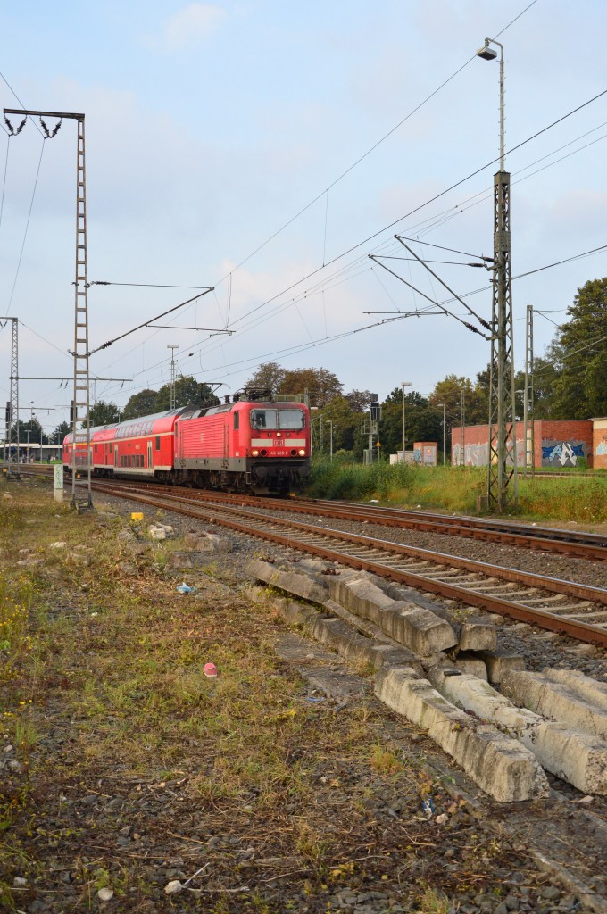 Einen Kurzzug der Linie RB 27 schleppt die 142 825-8 hier gerade aus dem Rheydter Hbf gen Koblenz. Donnerstag den 2. Oktober 2014
