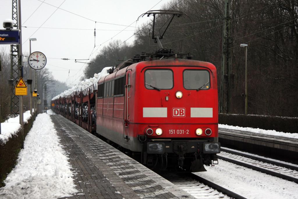 Einen langen Autozug mit nagelneuen Audis hatte 151031 am 31.1.2015 am Haken, als sie um 9.36 Uhr durch den Bahnhof Natrup-Hagen in Richtung Osnabrück unterwegs war.