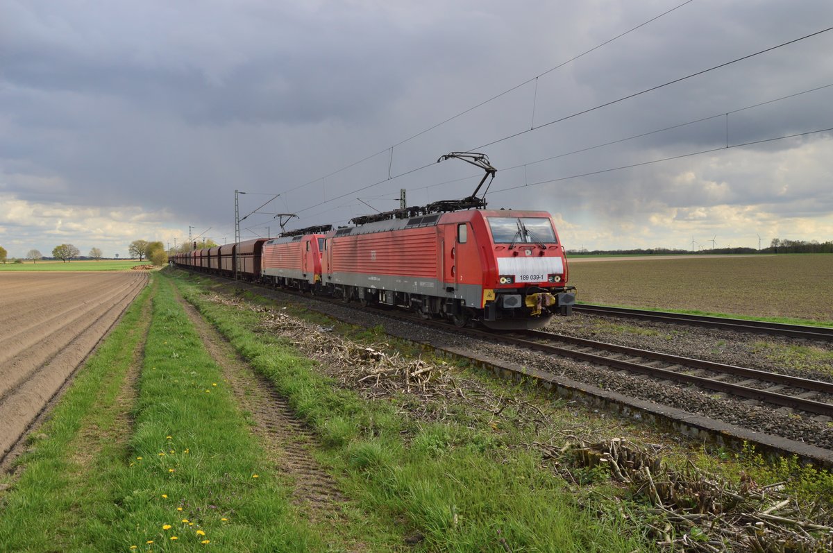 Einen leeren Erzzug aus Dillingen fährt die 189 039-1 mit einer Schwesterlok ins Ausweichgleis in Boisheim. Ihr kommt gleich ein RE13 entgegen, der auf dem Weg nach Hamm Westfalen ist. Sonntag den 17.4.2016