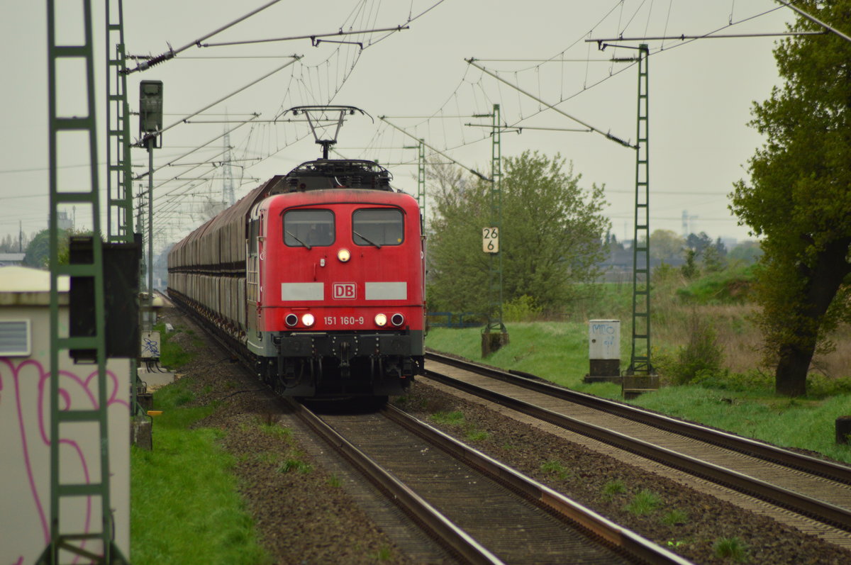 Einen leeren Kohlebomber hat die 151 160-9 am Haken als sie auf Allerheiligen zufährt. 22.4.2016