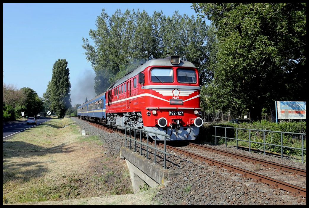 Einen leichten Zug hatte die Nostalgie Lok M 62 127 der MAV am Haken, als sie am 16.7.2022 um 9.11 Uhr in Badacsonytomay Fürdö nach Balatonfüred unterwegs war.