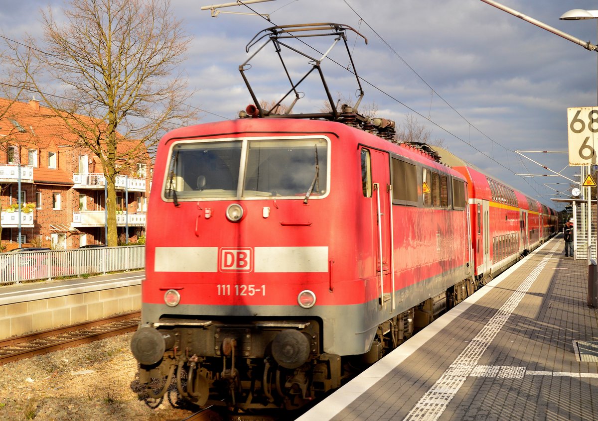 Einen nach Dortmund fahrenden RE4 schiebend ist hier die 111 125-1 ins Bild gesetzt.
Das Bild entstand am heutigen Abend in Korschenbroich. 23.3.2016