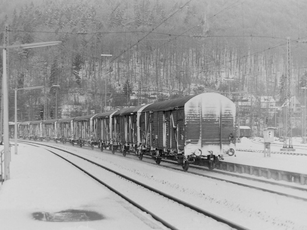 Einen Nachschuß auf einen Güterzug der aus Eberbach Neckar ausfährt gen Heidelberg am 7.12.1980. 
Interessant das der ganze Zug aus Tonnendachwagen besteht, müssten Gr 20 sein. Alle Rechte sind bei Rudolf Pavel.