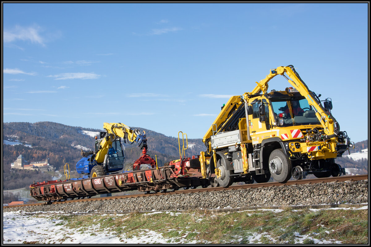 Einen neuen 2Wege Unimog gibt es schon seit längerem im Bestand der GKB Infra. In den letzten Wochen kam ein weiterer dazu. Die Bahnmeisterei Deutschlandsberg setzte das Nagelneue Fahrzeug natürlich gleich ein. 
Doppelte Freude für mich denn eine der ersten Arbeiten war der Rückbau der blauen Wasserleitung für das einstige Baulos KAT 2 des Koralmtunnels. 
7.12.2021