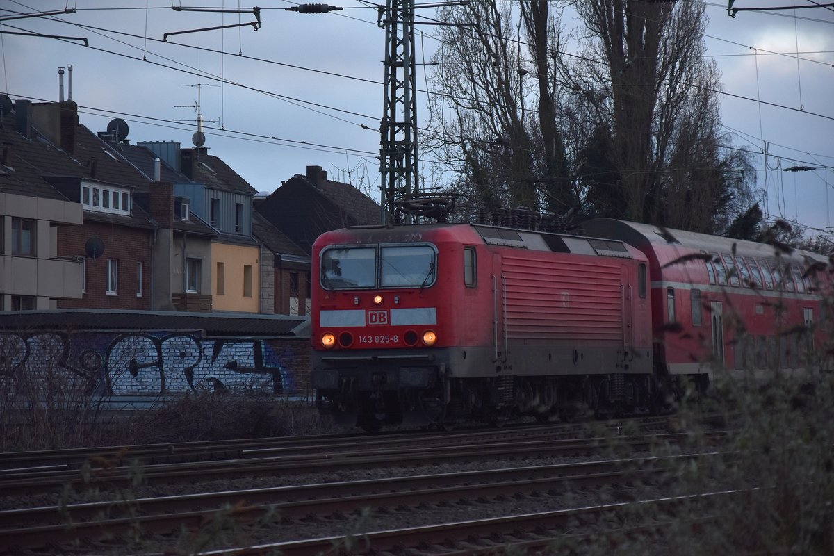 Einen RB 27 am Haken kommt die 143 825-8 aus Odenkirchen in Rheydt Hbf eingefahren. 5.2.2019