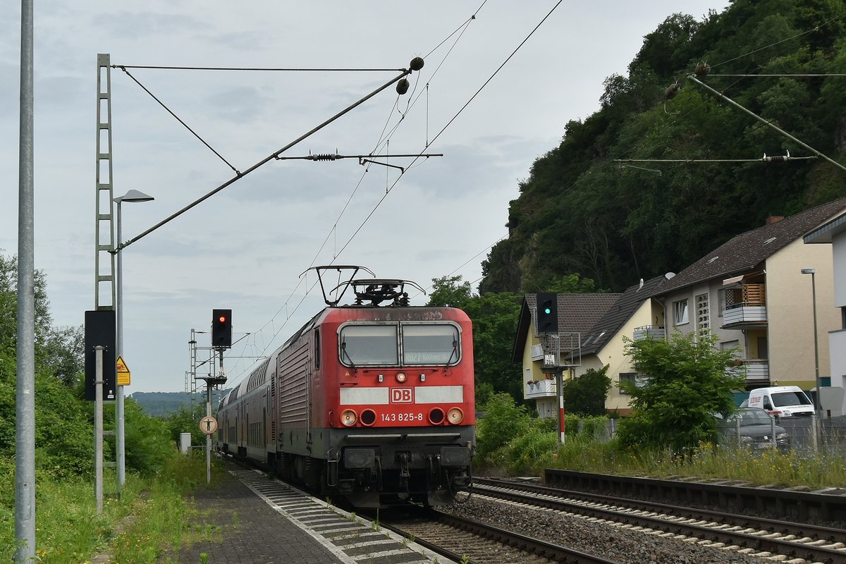 Einen RB 27 nach Koblenz am Haken kommt die 143 825-8 in Leubsdorf eingefahren. 16.6.2018