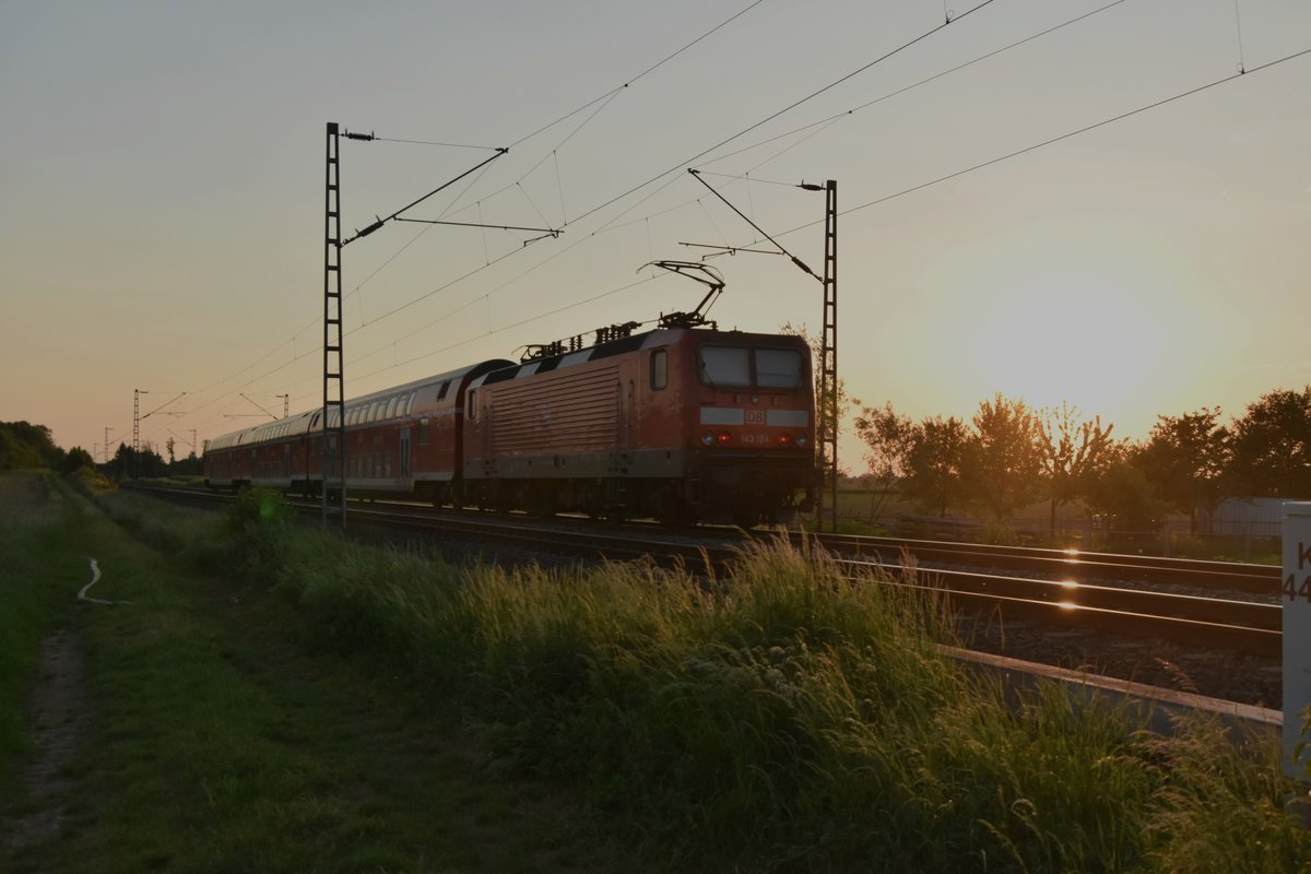 Einen RB 27 schiebt die 143 194 bei Gubberath gen Mnchengladbach Hbf. 14.5.2018