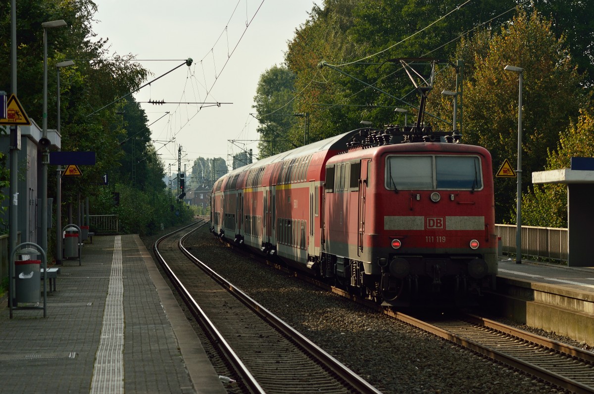 Einen RE 4 Zug von 111 119 geschoben ist hier in Lürrip bei der Durchfahrt. 14.9.2014