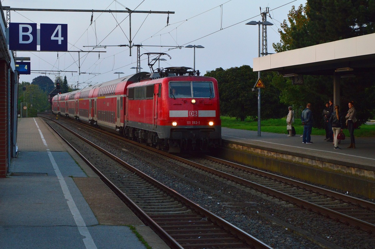 Einen RE4 am Haken hat die 111 192-1 als sie am Abend des 30.9.2014 in Rheydt Hbf einfährt, auch heute geht es auf Grund von Bauarbeiten nur bis Erkelenz.